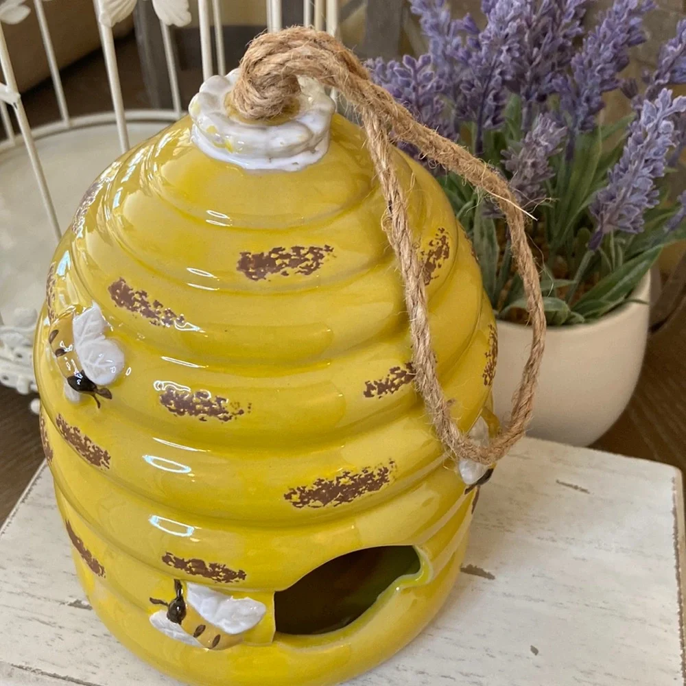 NEW! Cottage Farmhouse Distressed Bumblebee Queen Bee Beehive Ceramic Birdhouse - Picture 4 of 9
